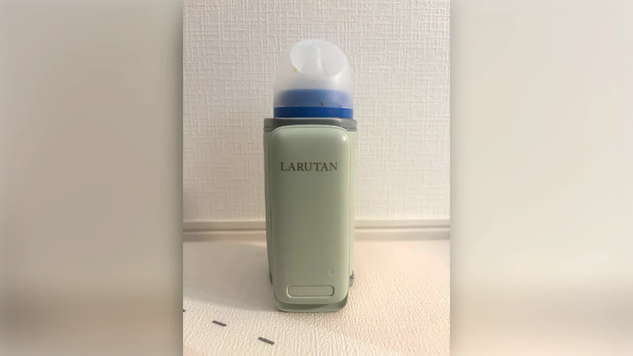 哺乳瓶をセットしたLARUTANミルクウォーマー