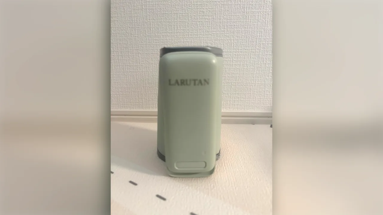 コンパクトに畳んだ状態のLARUTANミルクウォーマー(グリーン)