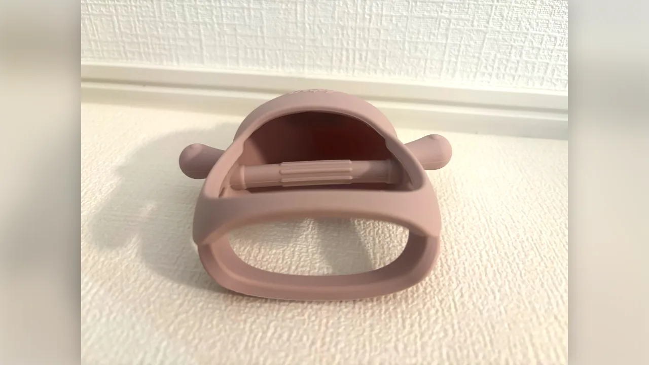 かみかみウサを下から見たところ｜中に赤ちゃんが握るための棒がある