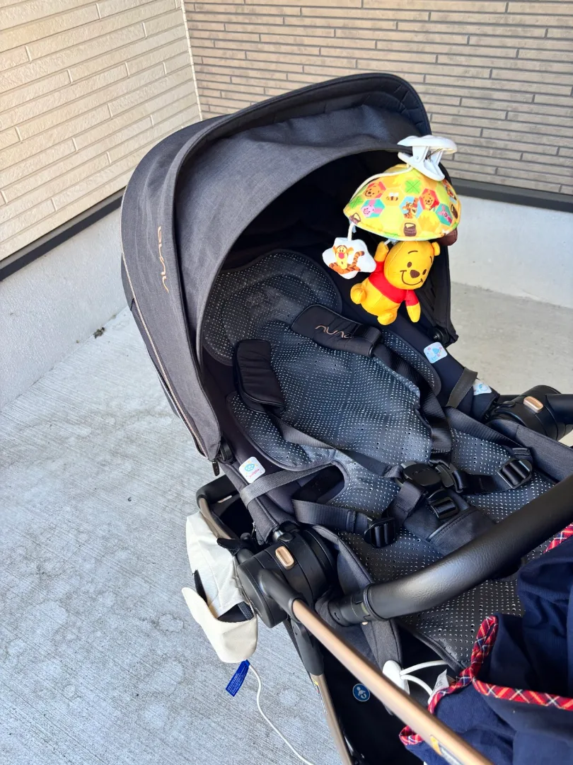 ベビーカーの幌につけたプーさんのおもちゃ