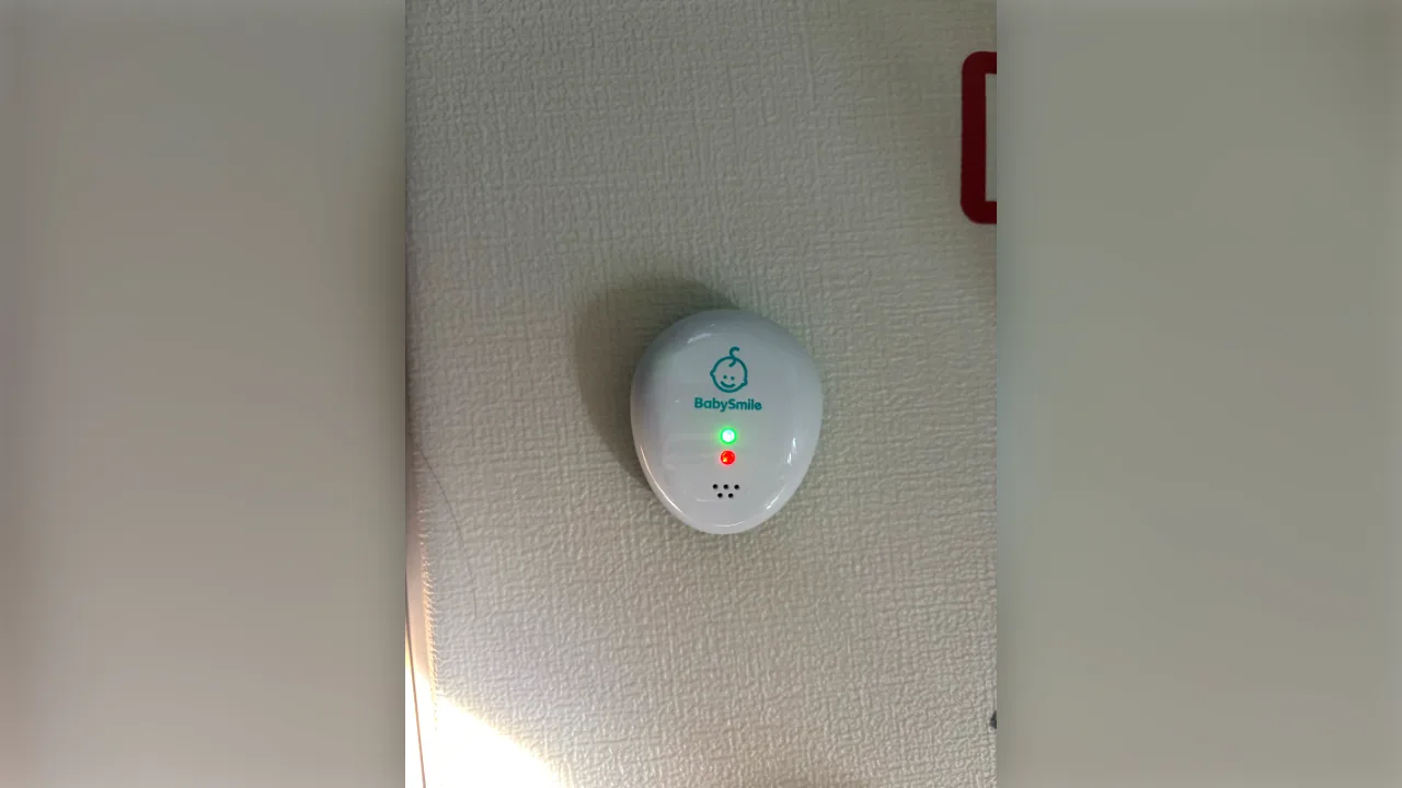 ランプが光っているBabySmileベビーアラームE-202の本体