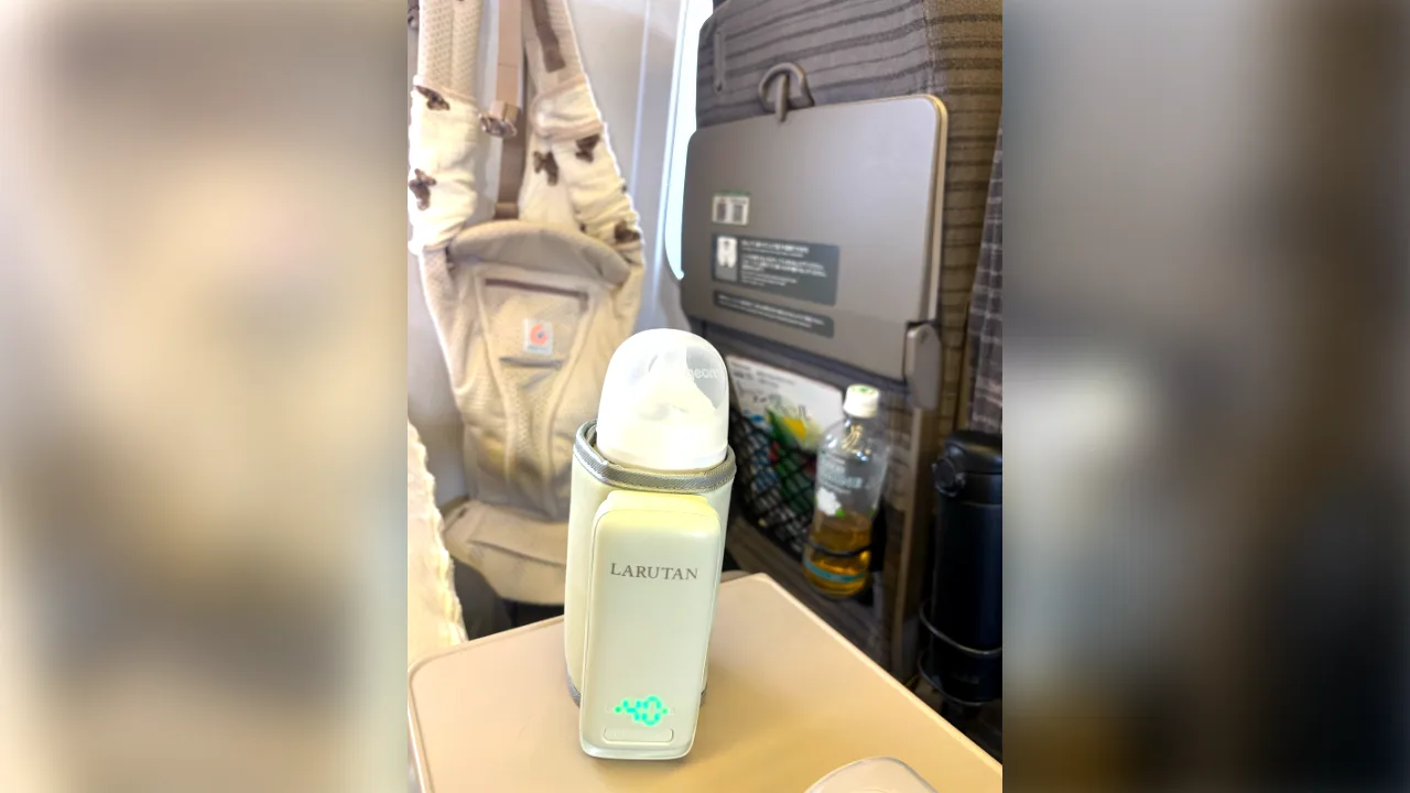 帰省の新幹線のテーブルで40℃に保温中のLARUTANミルクウォーマー